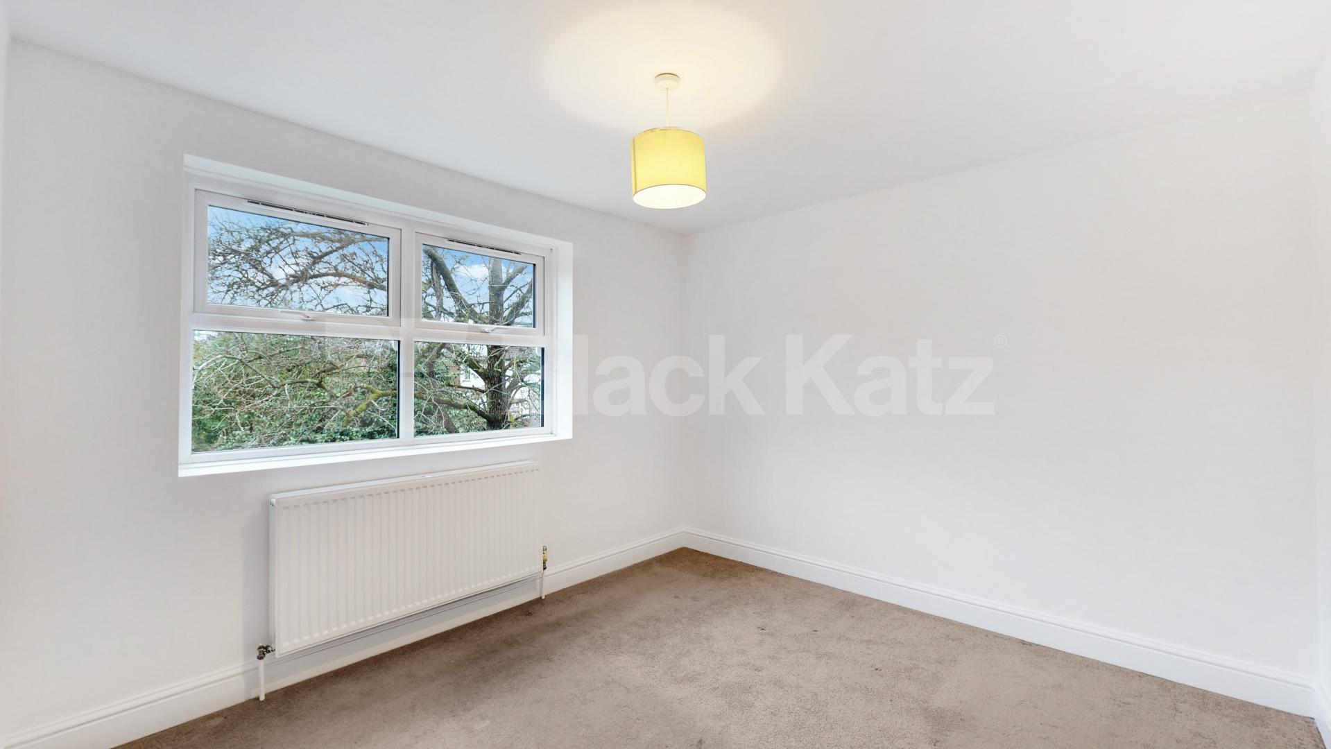 Two Bedroom First Floor Flat in Conversion, New Barnet, mins to tube & shops! Bulwer Road, New Barnet